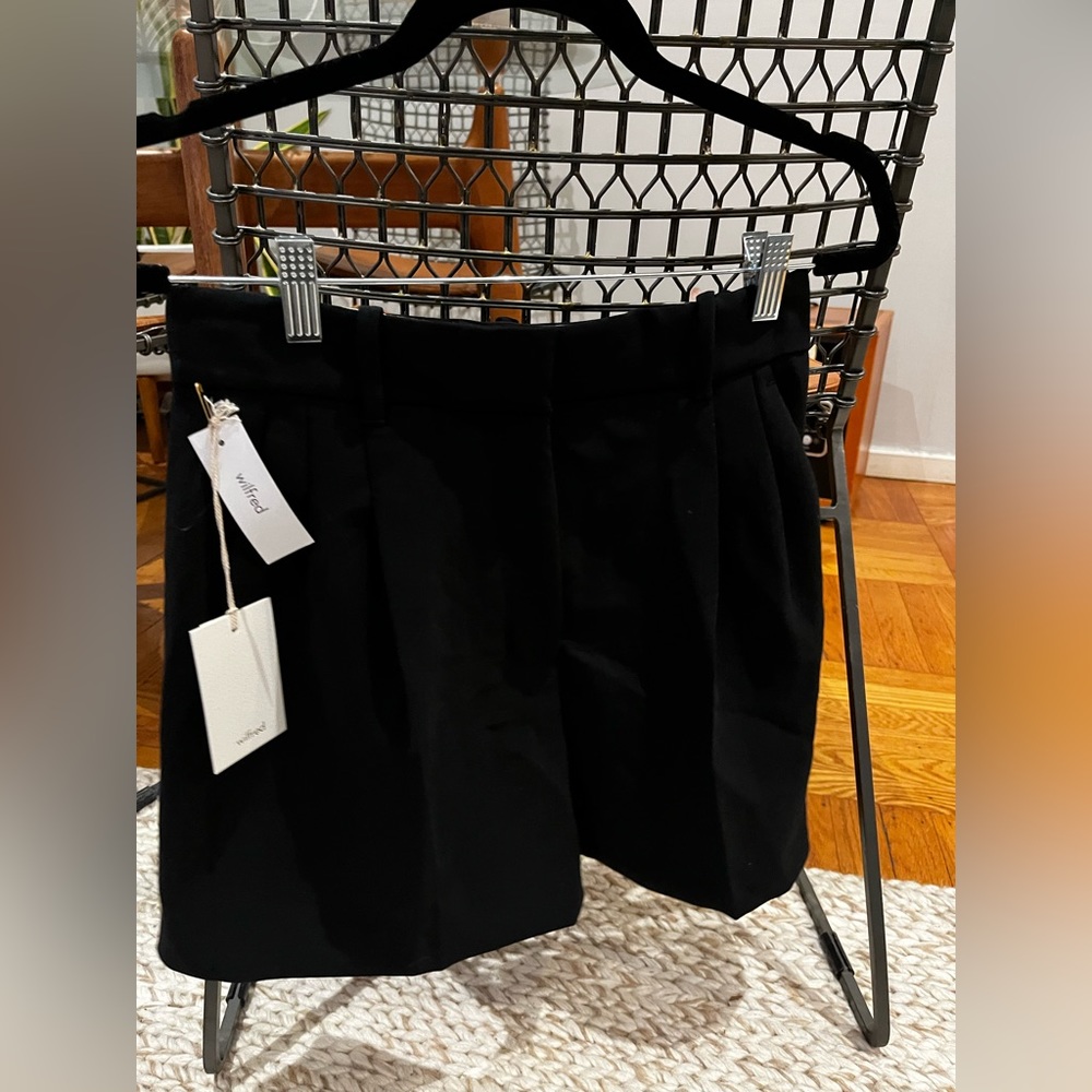 Aritzia wilfred effortless short 5inch, size 6, NWT